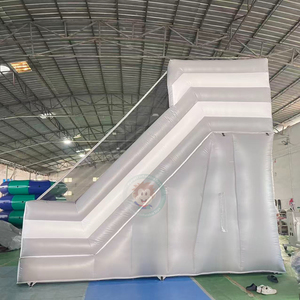Structure gonflable blanche et grise avec mur d'escalade et toboggan, château gonflable pour fête - Product Image 4