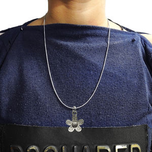 Collier pendentif élégant à breloques fleur étoile pavée de diamants de luxe fait à la main Design classique 925 pendentifs en argent en gros OEM ODM - Product Image 2