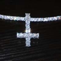 Pendentif Croix Inversée Hip Hop en Laiton Plaqué Or avec Zircons Carrés Taille Princesse et Diamants Iced Out