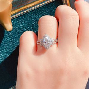 Anillo de Diamantes con Corte Marquesa Platino F901, Color D Natural, Joyería de Compromiso para Mujer con Diamantes Laterales - Product Image 4