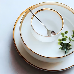 <span class=keywords><strong>Service</strong></span> <span class=keywords><strong>de</strong></span> <span class=keywords><strong>table</strong></span> en porcelaine blanche à bord doré <span class=keywords><strong>de</strong></span> luxe, assiettes <span class=keywords><strong>et</strong></span> bols en céramique avec logo personnalisé pour mariage, hôtel, restaurant - Product Image 1