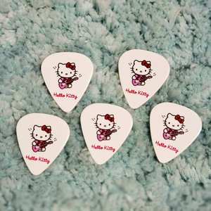 Nouvelles plectres de <span class=keywords><strong>guitare</strong></span> électrique et de basse universelles, style <span class=keywords><strong>Hello</strong></span> <span class=keywords><strong>Kitty</strong></span>, 10 mm d'épaisseur, en forme de cœur, créatives et de haute qualité - Product Image 2