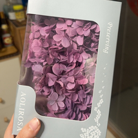 Pétales d'hortensia préservés dans une boîte carrée, fleurs séchées naturelles au toucher réel pour confettis de mariage, artisanat DIY et remplissage de vases.