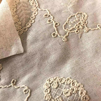 Tissu brodé à trame blanche - Écologique et résistant aux taches pour robes, sacs, textiles de maison (Polyester/Coton/Rayonne/Lin)