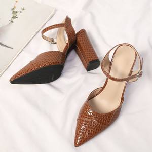 2025 très populaire Crocodile femmes marron gros talons hauts sandales à <span class=keywords><strong>bout</strong></span> <span class=keywords><strong>pointu</strong></span> personnaliser élégant confortable pompes pour les femmes - Product Image 3