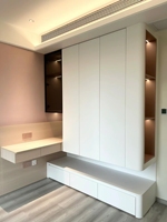 Armoire moderne sur mesure autoportante avec portes en panneaux de mélamine et coiffeuse intégrée, écologique, pour villa
