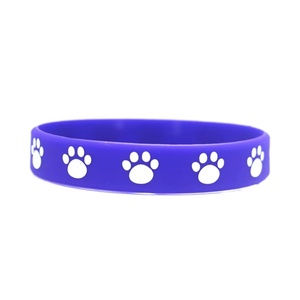 Bracelet en silicone personnalisé avec logo en relief, imperméable, couleur personnalisée, pour la promotion sportive, vente en gros - Product Image 1