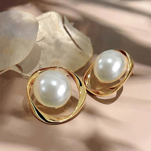 Eleganti orecchini a cerchio con perle per donna, gioielli per le orecchie minimalisti e lucidi alla moda - Product Image 2