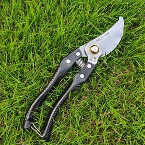 Sécateur de jardin Mountain Vine SK 6 à lame en acier au carbone fabriqué au Japon pour la taille des arbres fruitiers et des fleurs - Product Image 1