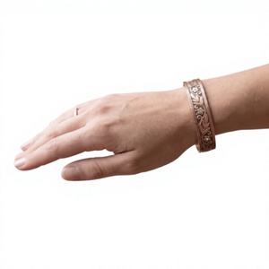 สร้อยข้อมือทองแดงแม่เหล็ก ลายดอกไม้ประดิษฐ์ด้วยมือ เครื่องประดับโลหะทันสมัย ดีไซน์ประณีต - Product Image 1