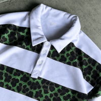 Ouna Clothing, fabricant de vêtements streetwear personnalisés, polos rayés à imprimé léopard, polos oversize de style rugby pour hommes, t-shirts polos carrés.