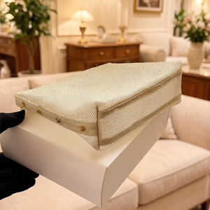 Pochette cosmétique de luxe en fil d'or, ornée d'un détail en forme de croissant doré et d'un motif matelassé diamanté, parfaite pour les voyages. - Product Image 3