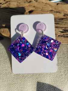 Boucles d'oreilles modernes en résine, légères, design artisanal, parfaites pour la mode quotidienne et les occasions spéciales, élégantes et faites à la main - Product Image 4