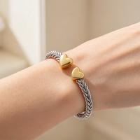 Demandez le catalogue : Bracelet jonc ouvert en maille argentée en acier inoxydable étanche avec motif d'ours et cœur pour femme, bijoux