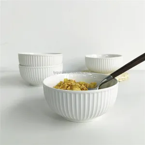 批发便宜的白瓷压花面食碗套装5.5 “瓷饭碗