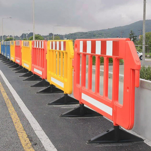 De 1950mm en amarillo de tráfico de plástico cerca de las barreras - Product Image 1