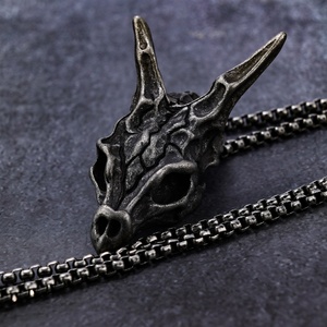 Collier unisexe en acier inoxydable avec pendentif tête de dragon vintage plaqué or 18 carats, vente en gros - Product Image 5