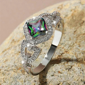 Anello in Cristallo Colorato a Rombi per Donne, Accessorio Moda Geometrico per Uso Quotidiano e Feste - Product Image 1