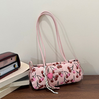 Nouveau sac à bandoulière imprimé cerises, sac fourre-tout long en cuir PU mignon avec pendentif cœur et nœud, sac de luxe de créateur à porter sous le bras