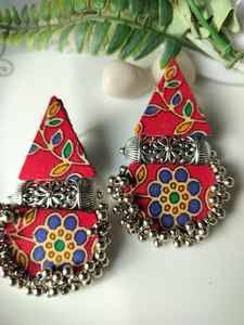 Pendientes colgantes étnicos modernos listos en stock hechos a mano con tela ligera y estilo tradicional de trabajo oxidado - Product Image 6