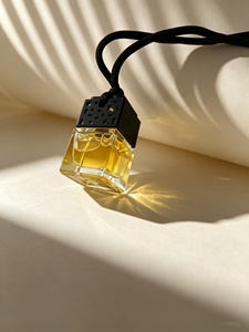 Colgante de Perfume decorativo para coche de lujo, botella de vidrio de larga duración, ambientador líquido para coche, colgante de Perfume para coche - Product Image 1