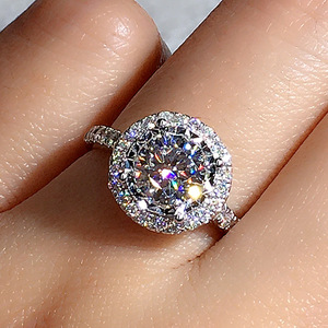 Anello di Fidanzamento F1362 in Oro Rosa con Diamante Naturale Taglio Brillante Rotondo, Design Halo, Colore D - Product Image 3