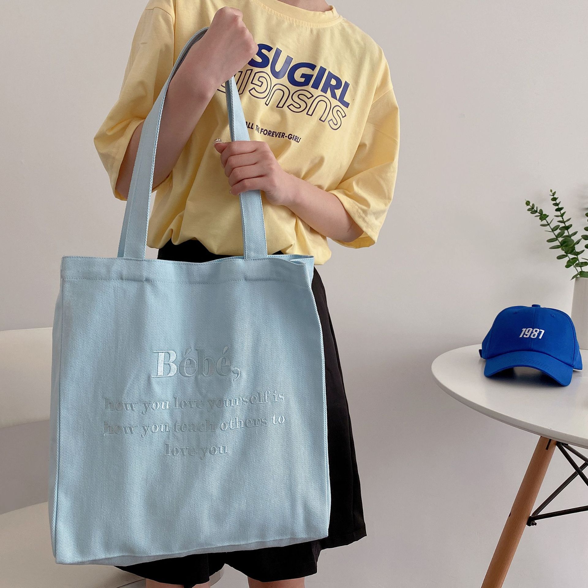 Sac bandoulière carré brodé Bebe bleu bébé
