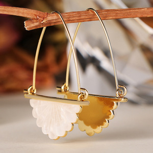 Orecchini a ventaglio in resina con gancio a conchiglia per donna, gioielli eleganti e unici alla moda - Product Image 3