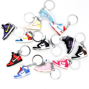 พวงกุญแจรองเท้าทรง <span class=keywords><strong>Dunk</strong></span> <span class=keywords><strong>High</strong></span>-Top แบบ OEM/ODM และจี้ห้อยกระเป๋า สินค้าอุปกรณ์เสริมแบบกล่องสุ่มสุดฮิต - Product Image 2