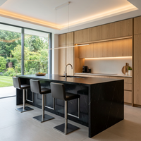 Ensemble complet d'armoires de cuisine personnalisées, armoire de rangement moderne modulaire avec îlot central, plan de travail en pierre frittée et évier