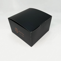 Boîte cadeau pour chaussures en papier kraft noir en forme de maison avec laminage mat, gaufrage, revêtement UV, emballage de luxe écologique pour chaussures
