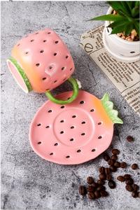 Taza bonita pintada a mano en forma de fresa, Taza de cerámica personalizada, taza de café para el <span class=keywords><strong>desayuno</strong></span>, Taza de cerámica 3D con platillo, venta al por mayor única - Product Image 5