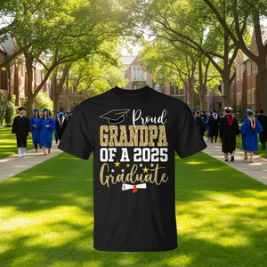 T-shirt da uomo a maniche corte girocollo con stampa digitale, regalo di laurea per il nonno orgoglioso di un laureato del 2025 - Product Image 3