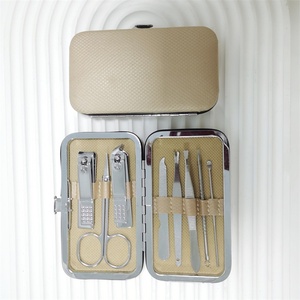 Ensemble de coupe-ongles en acier inoxydable 8 pièces coupe-sourcils et fourchette à cuticules outil de manucure incliné avec boîte de beauté emballage Stock - Product Image 6