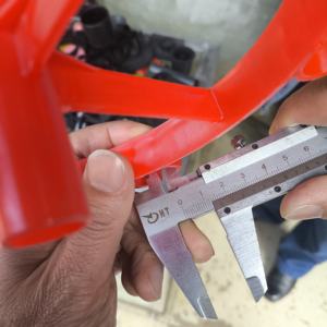 تستخدم الصحون الطائرة باللون الأحمر لصنع الألعاب النارية - Product Image 2