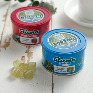 Caramelos de Regaliz <span class=keywords><strong>Ricola</strong></span> Importados, Caramelos Duros Recubiertos con Sabores Frutales, 100g en Lata, Certificación HACCP, Sabor Dulce - Product Image 1