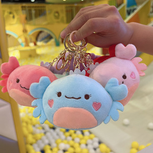 Lindo llavero de peluche de axolote con mejillas en forma de corazón, suave colgante de anfibio de dibujos animados <span class=keywords><strong>para</strong></span> decoración de bolsos y mochilas, y un regalo adorable. - Product Image 4