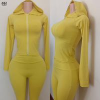 Setelan Olahraga Wanita Grosir Dua Potong dengan Logo Custom, Jaket Hoodie Pendek Ritsleting Kontras, Celana Flare Lipat di Pinggang