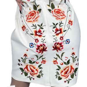 Vestido Mini de Verano OEM para Mujer, Personalizado, con Bordado Floral, Hombros Descubiertos y Recortes - Product Image 5