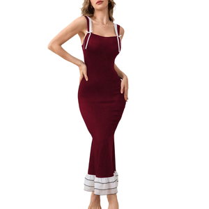 Robe longue décontractée pour <span class=keywords><strong>femme</strong></span> en maille bordeaux coupe sirène, col carré, bretelles contrastantes blanches, ourlet à volants, sans manches - Product Image 1