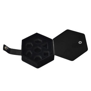 Boîte à dés hexagonale en cuir PU personnalisable pour l'emballage des dés - Product Image 3