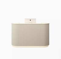 Comptoir d'accueil de luxe en bois blanc pour spa, petit salon de beauté moderne, réception pour hôtel avec lumières LED