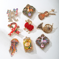 Bros Pin Porselen Biru Putih Gaya Campuran XR, Berhiaskan Rhinestone Emas, Enamel Lunak, Fashionable, Hadiah Wanita, Pesta, Grosir, OEM/ODM