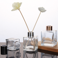 Bouteille de diffusion de roseau d'aromathérapie en verre vide personnalisée avec fleurs en rotin pour améliorer l'air Etiquette de bouteille en verre d'aromathérapie personnalisée