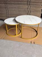 Ensemble de tables basses rondes modernes, aspect marbre, structure en fer, meubles de salon