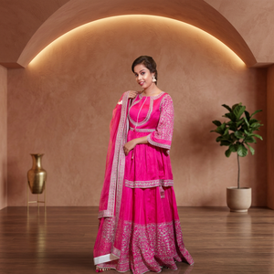 Lehenga de Seda Rosa con Choli Peplum y Bordado Aari, Estilo Holgado, Largo hasta el Suelo, Traje Tradicional Indio para Bodas, para Mujer - Product Image 5