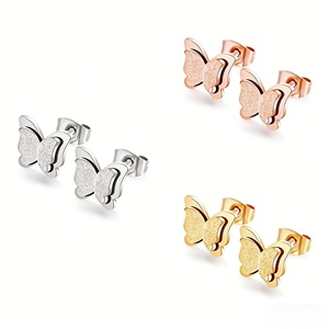 Delicato Set di Gioielli Vintage per Donne: Collana con Ciondolo a <span class=keywords><strong>Farfalla</strong></span> in Acciaio Inossidabile Placcato Oro 18K, <span class=keywords><strong>Anello</strong></span> e Orecchini con Catena - Product Image 4