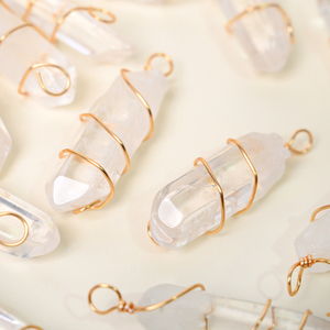Pendentif artisanal en cristal naturel brut de quartz clair, enroulé de fil, pour cadeaux de guérison - Product Image 4