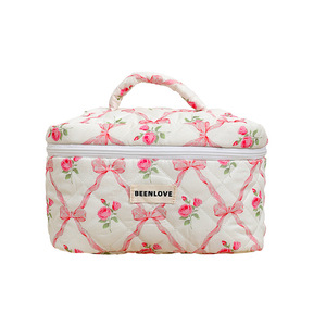 Bolsa de maquillaje acolchada Floral de gran capacidad para mujer, bolsa de cosméticos de viaje de estilo femenino personalizado con estampado de algodón suave - Product Image 1