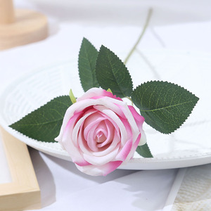 Vente en gros de roses artificielles en velours de haute qualité personnalisées, fleurs décoratives rouges blanches personnalisées, au toucher réel - Product Image 6